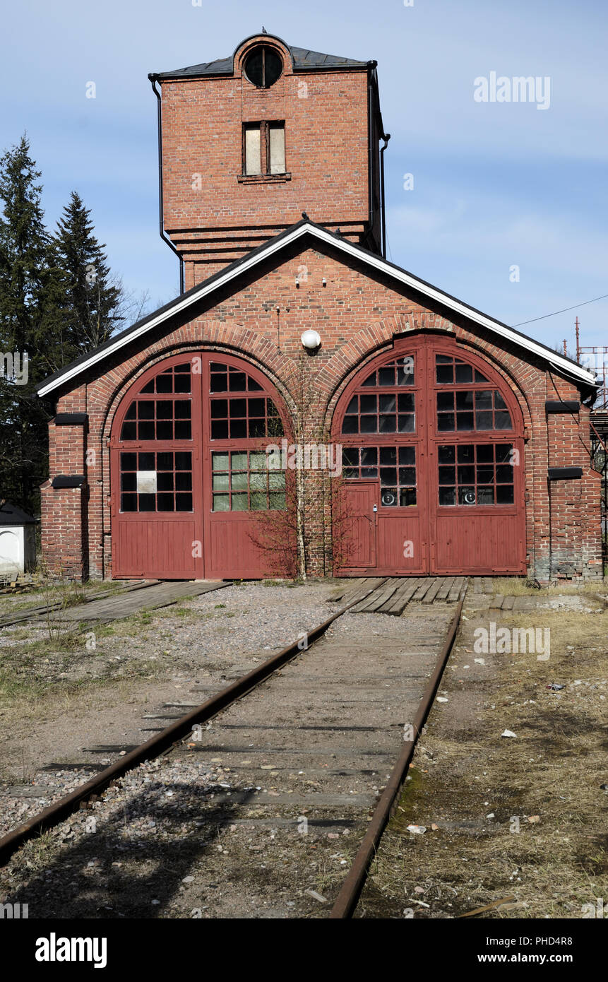 Vieux bâtiment en brique du dépôt de locomotives Banque D'Images