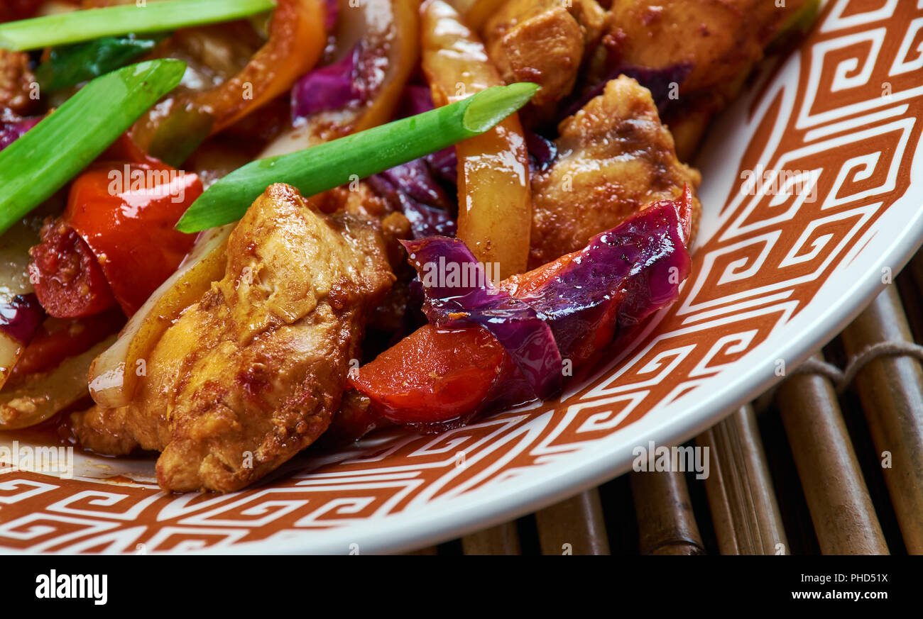 Sauté de poulet et légumes chinois Banque D'Images