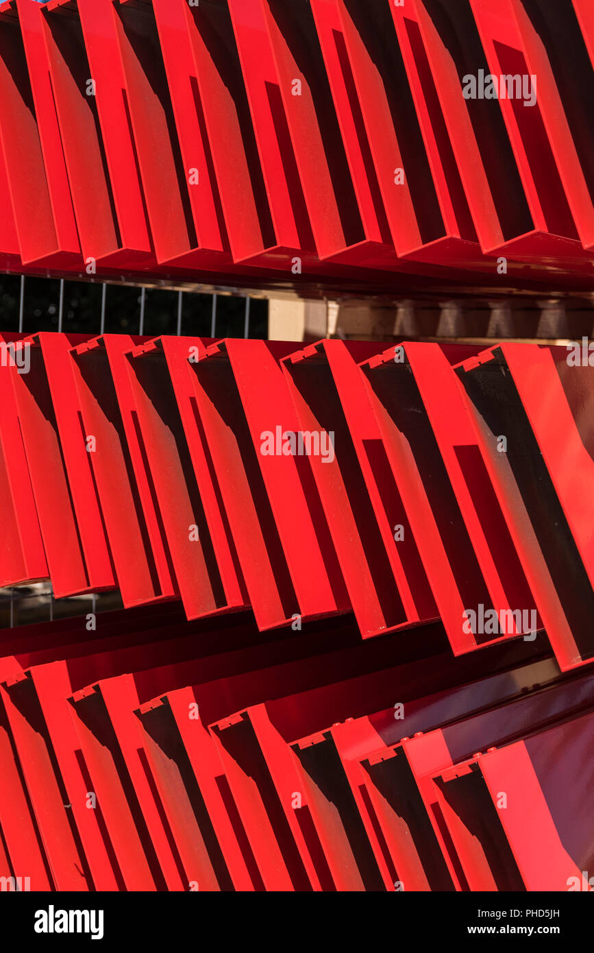 Étagères en rouge trois étages comme un motif abstrait Banque D'Images