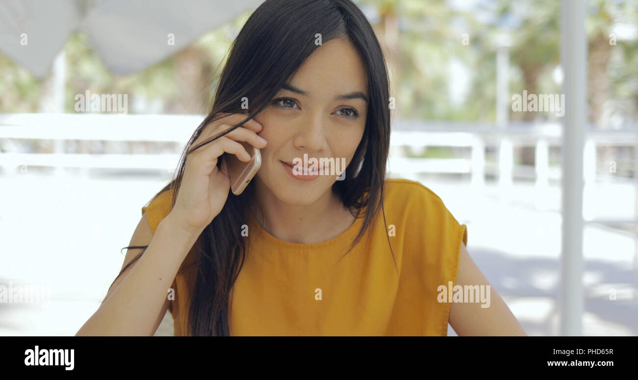 Femme élégante de parler à l'extérieur Banque D'Images