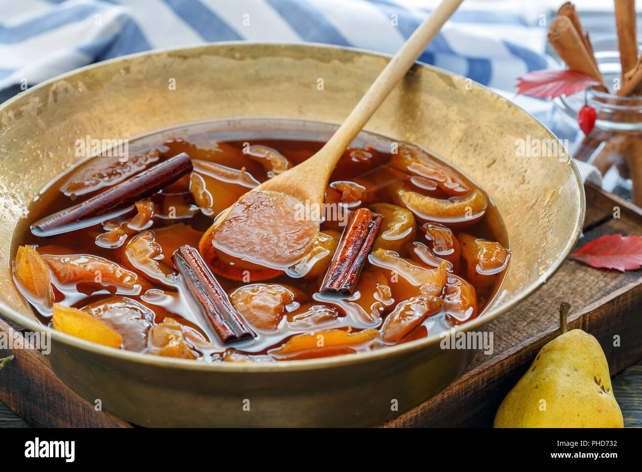 Confiture de poires à la cannelle dans une vasque en cuivre. Banque D'Images