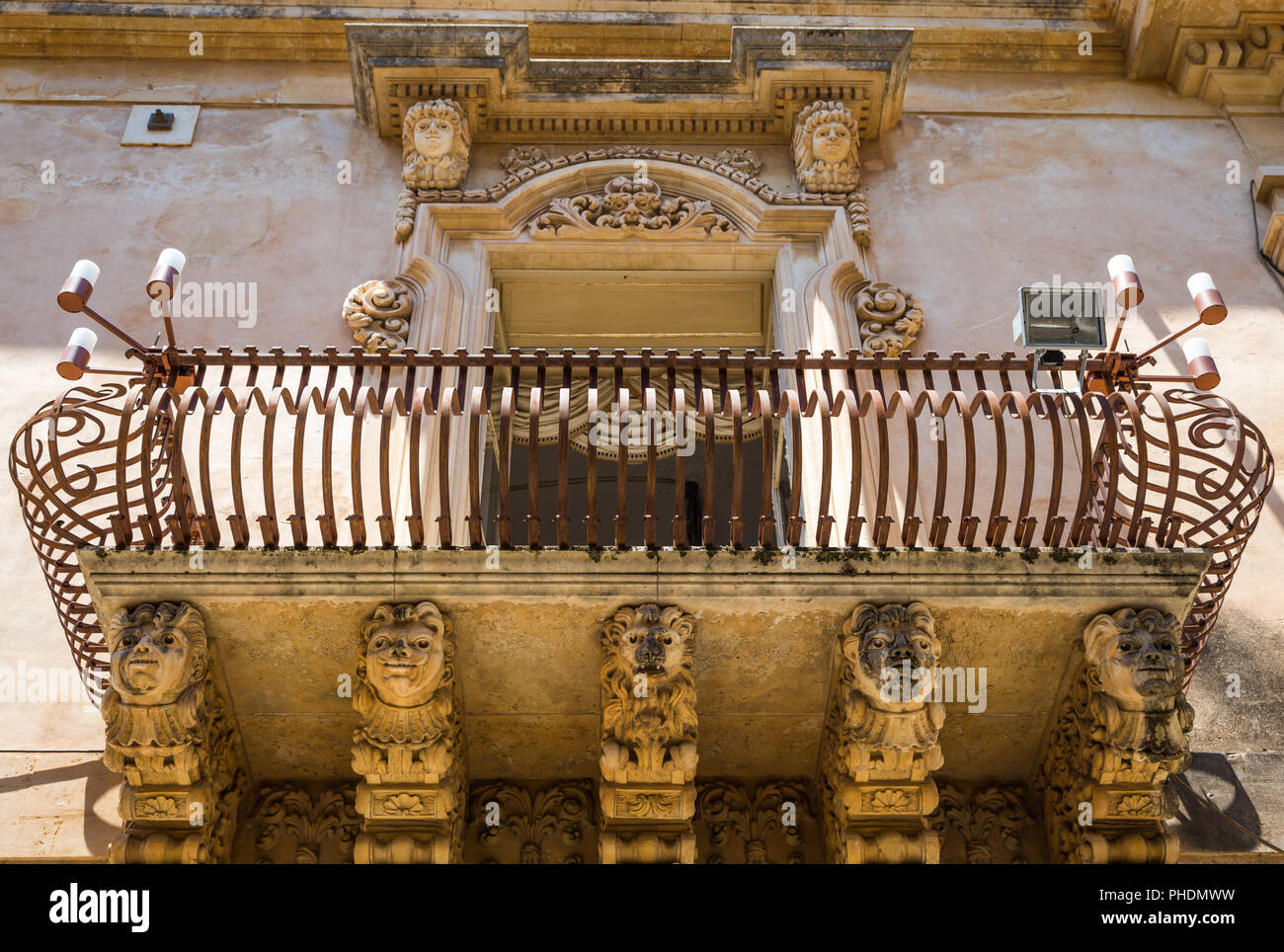 NOTO, ITALIE - Détail de balcon Baroque, 1750 Banque D'Images