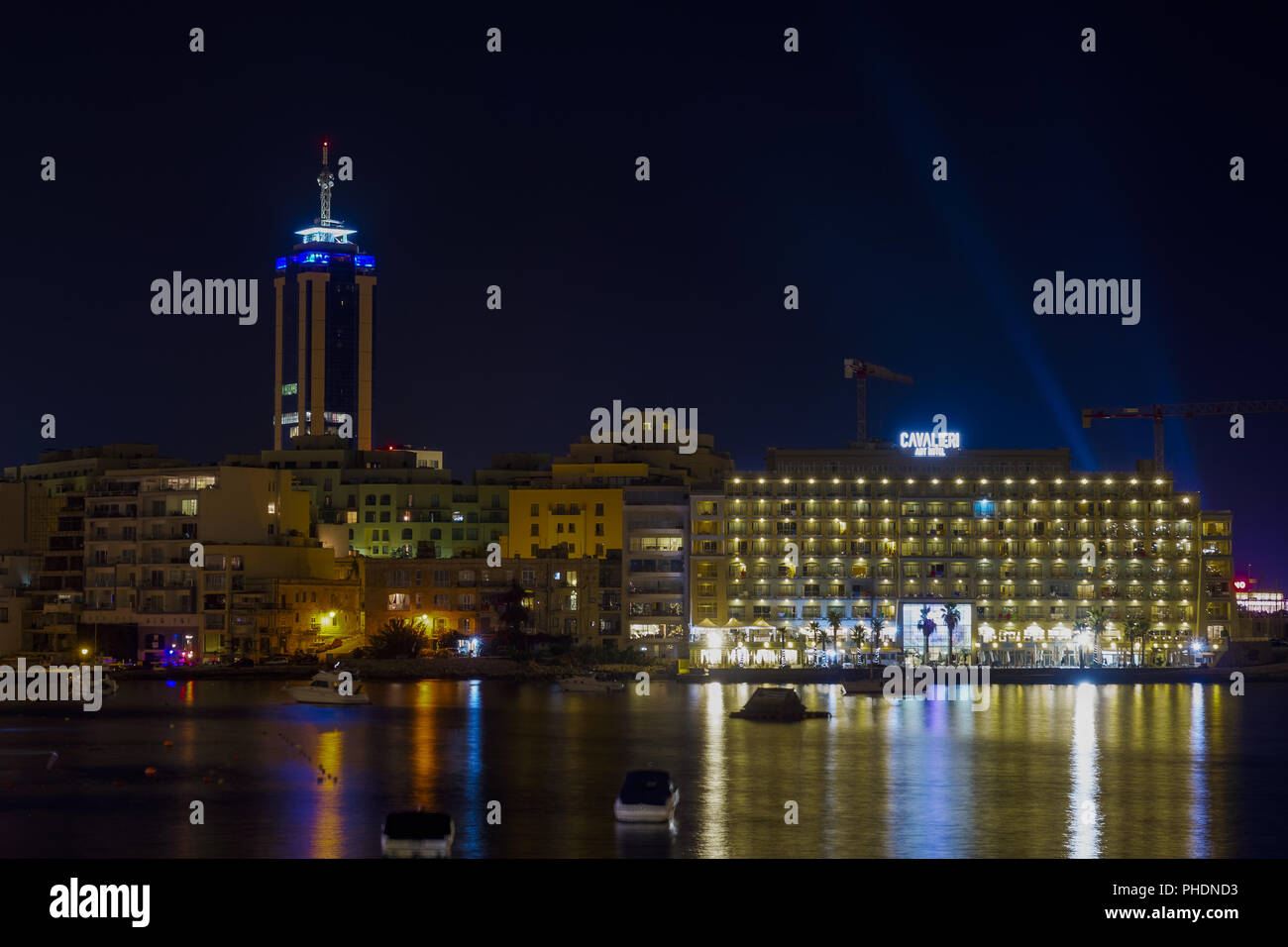 St Julian's, Malte nuit vue sur la baie. Banque D'Images