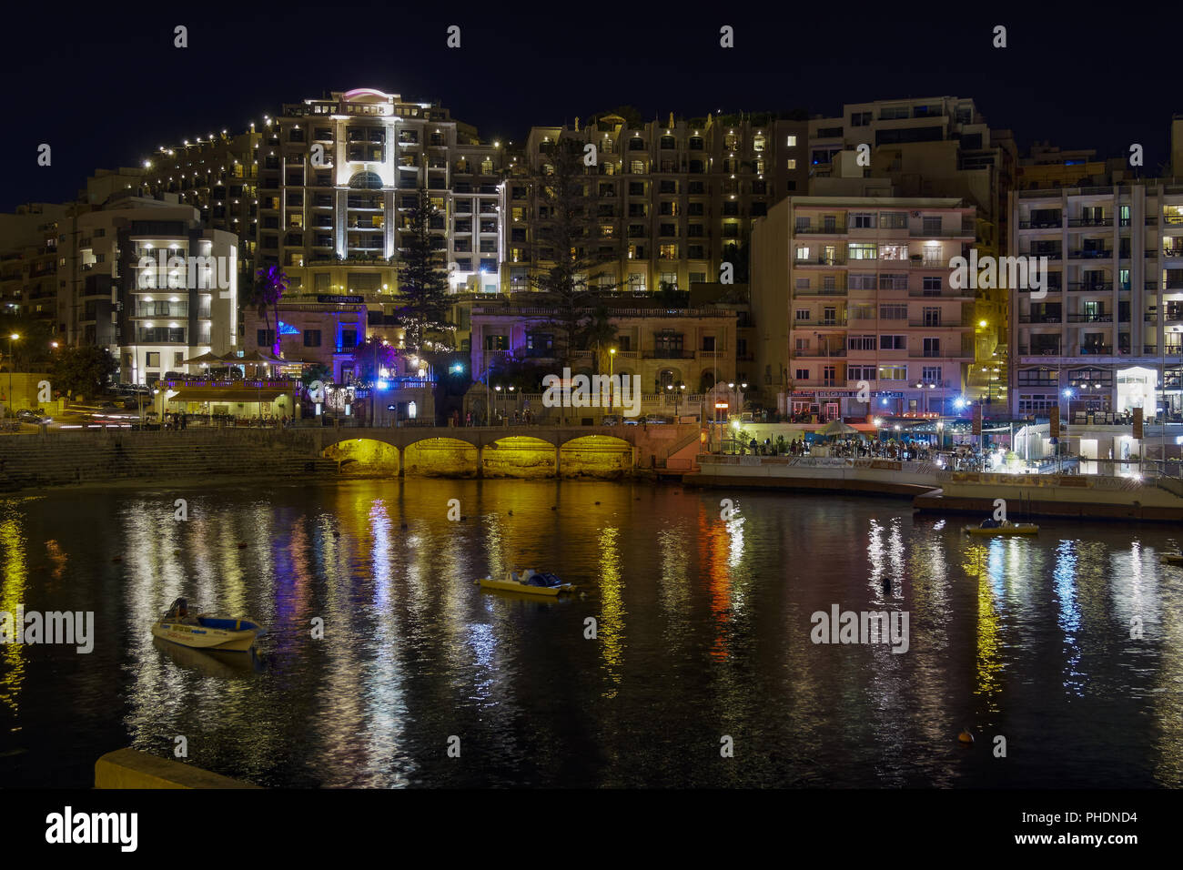 St Julian's, Malte nuit vue sur la baie. Banque D'Images