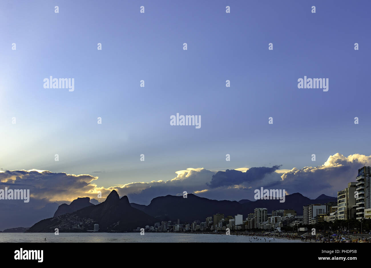 Coucher de soleil d'été nuageux sur la plage d'Ipanema Banque D'Images