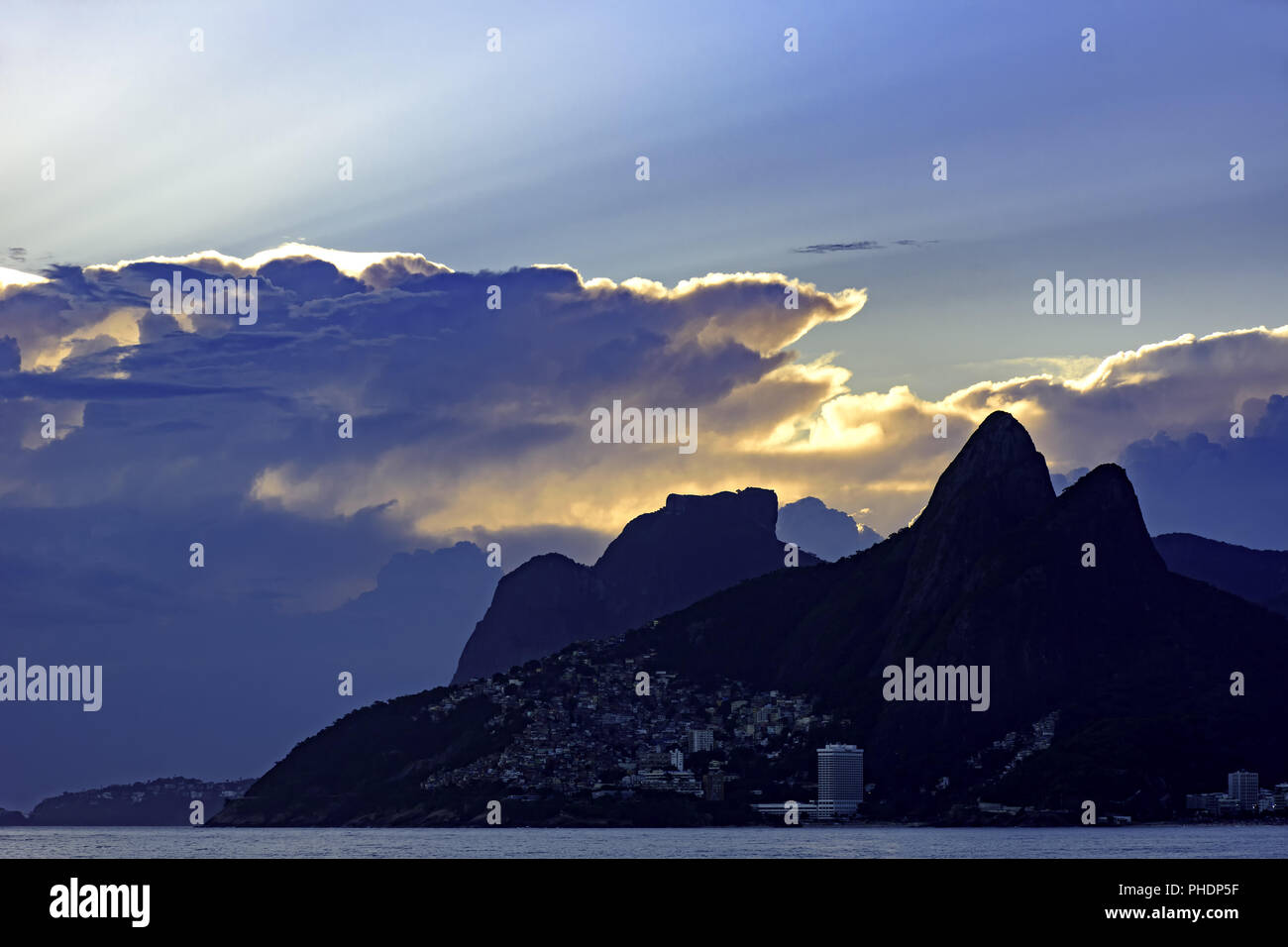 Coucher de soleil nuageux sur la plage d'Ipanema Banque D'Images
