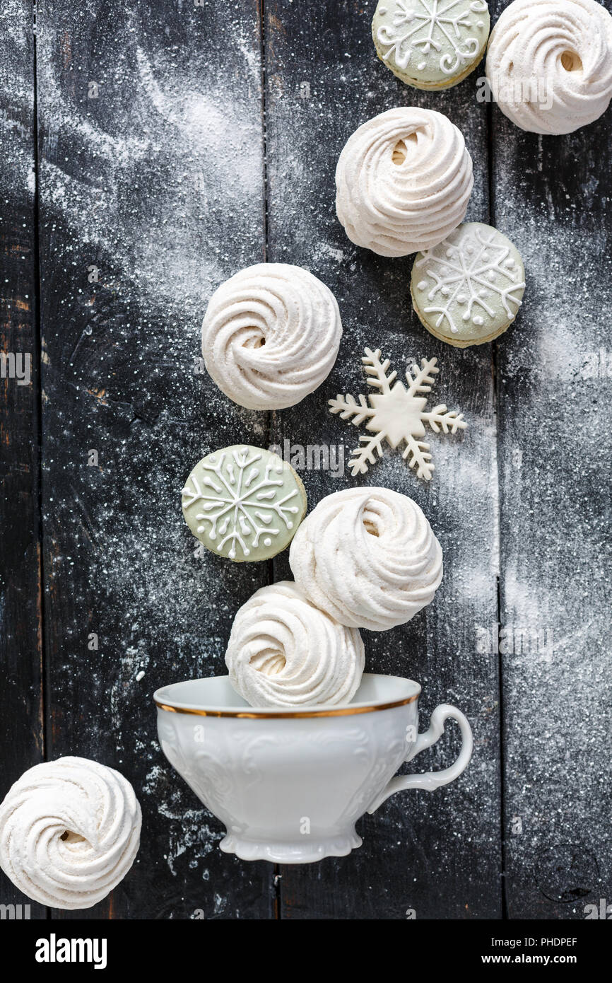 Guimauves maison et macarons avec un décor d'hiver. Banque D'Images