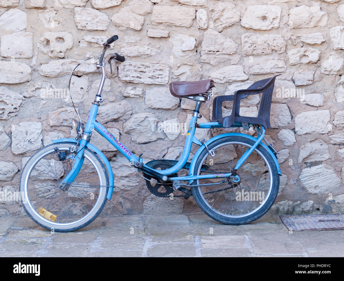 Djerba, Tunisie, vieux vélo appuyé contre le mur Banque D'Images