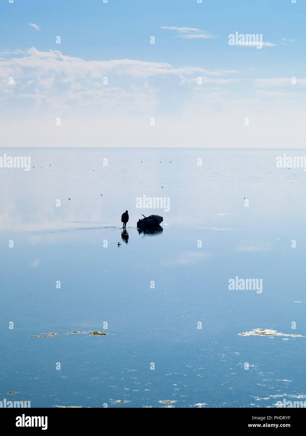 Djerba, Tunisie, pêcheur promenades dans la mer Banque D'Images