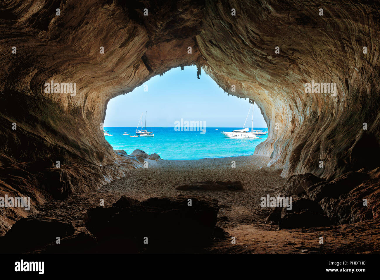 Vue de l'intérieur grande caverne à la plage Banque D'Images