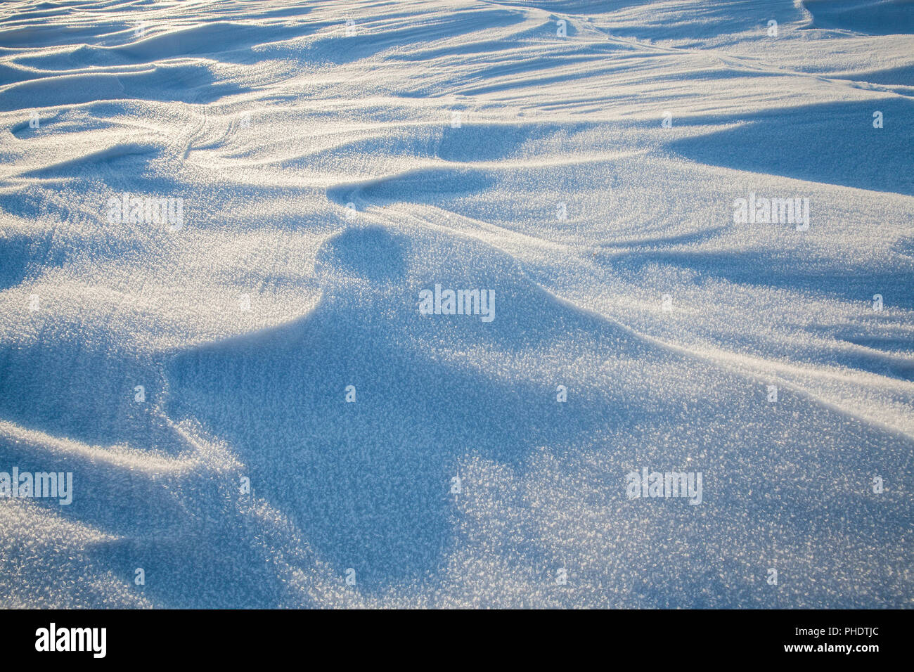 Une intéressante et inhabituelle de la surface de la neige avec de grosses vagues et de saillies éclairées par la lumière du soleil, la structure de la neige sur la surface Banque D'Images