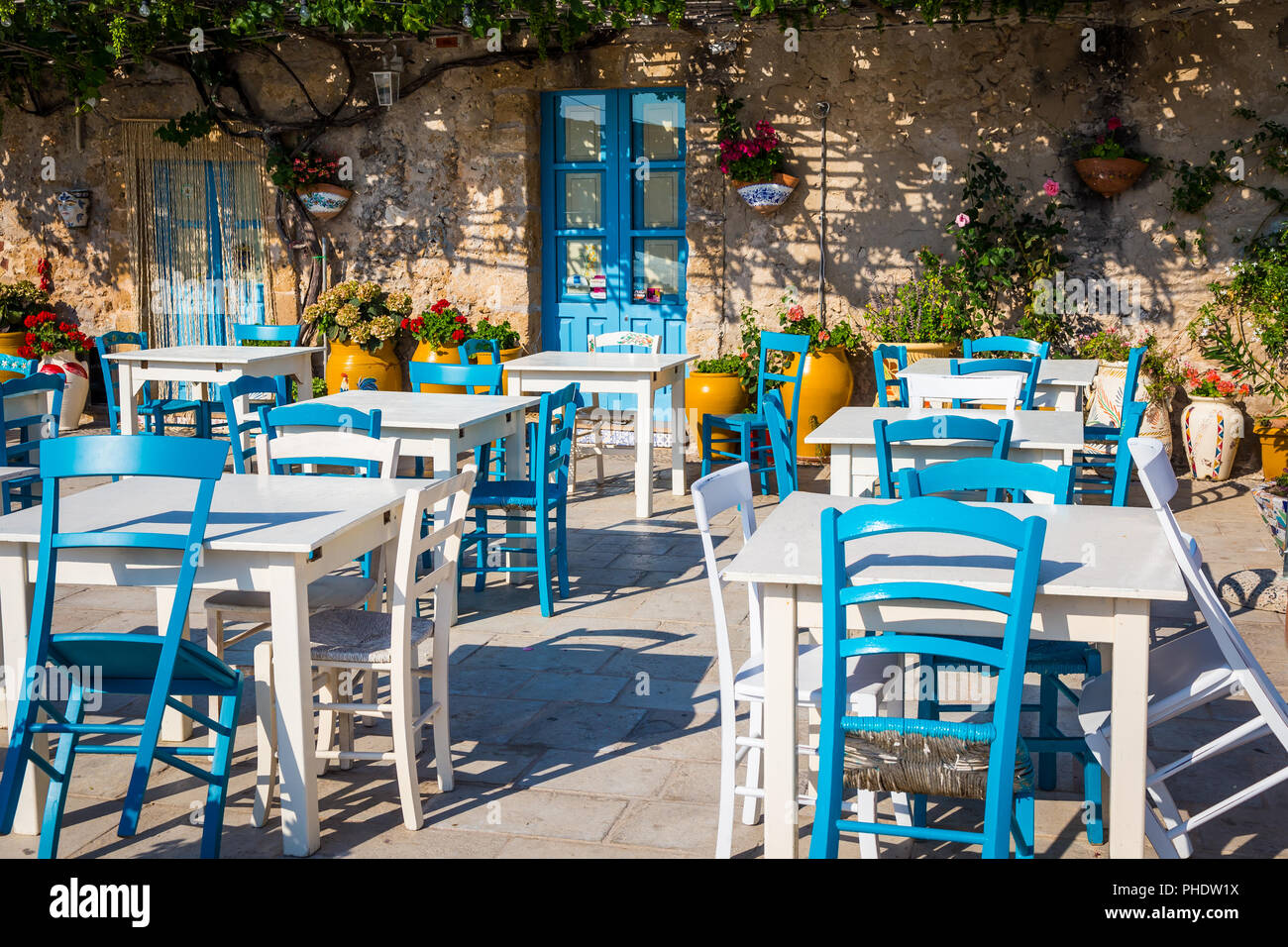 Les tables d'un restaurant traditionnel italien en Sicile Banque D'Images