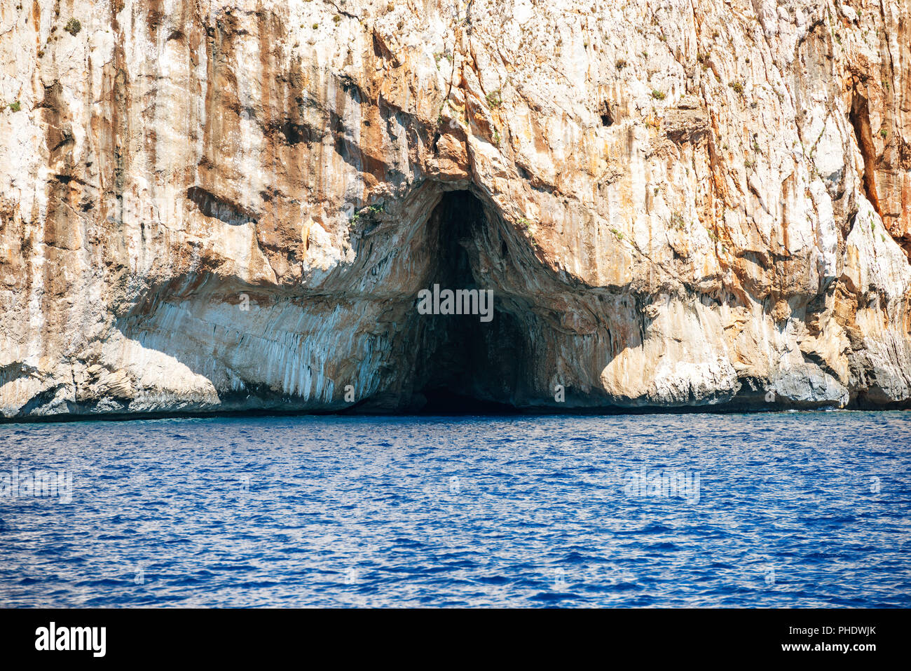 Big sea cave dans la côte méditerranéenne Banque D'Images