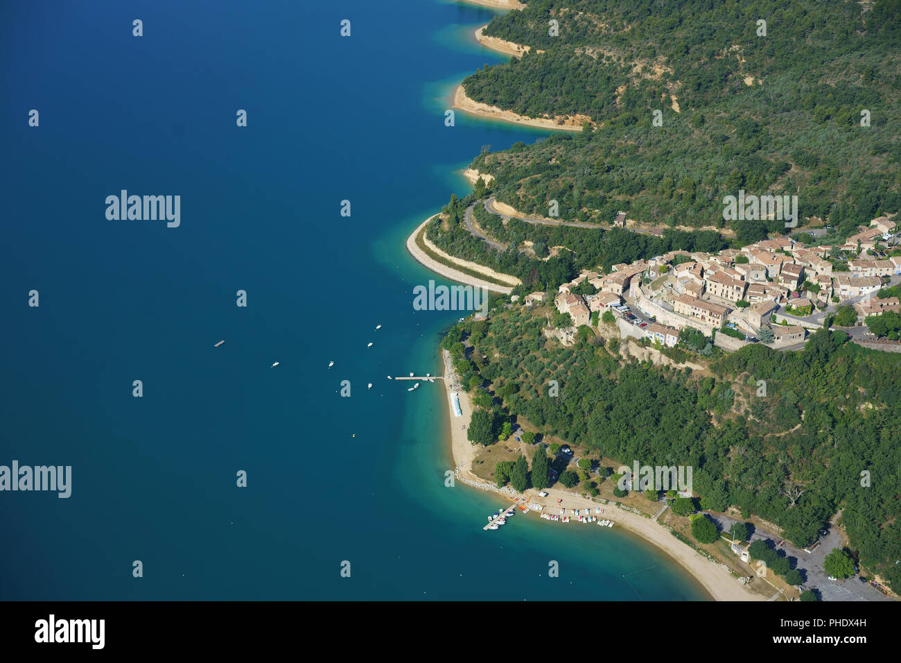 VUE AÉRIENNE. Village de Sainte-Croix-du-Verdon surplombant le lac Sainte-Croix, un réservoir situé sur la vallée du Verdon. Alpes-de-haute-Provence, France. Banque D'Images