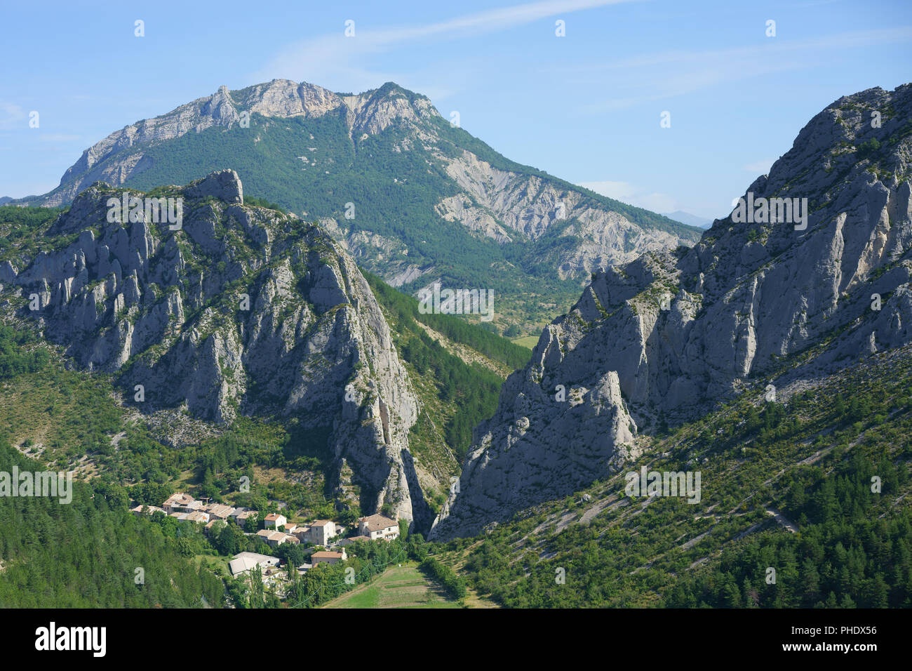 VUE AÉRIENNE. Hameau isolé entouré d'un paysage accidenté. Sigottier, Hautes-Alpes, Provence, France. Banque D'Images