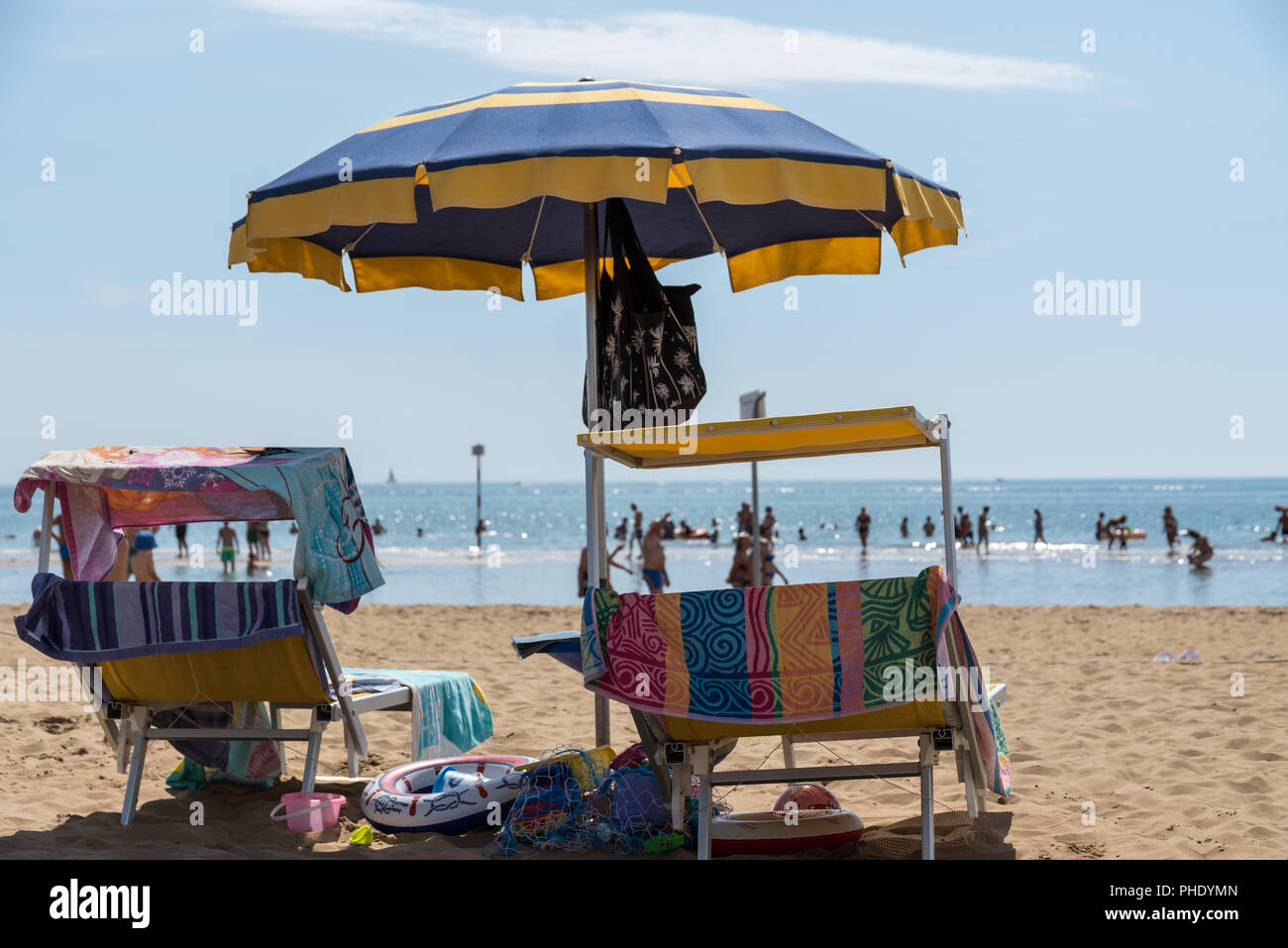 Vacances d'été sur une plage en Italie - parasol Banque D'Images