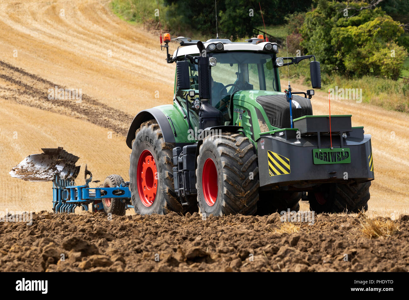 Le tracteur laboure un champ dans la campagne du nord du Yorkshire au Royaume-Uni. Banque D'Images