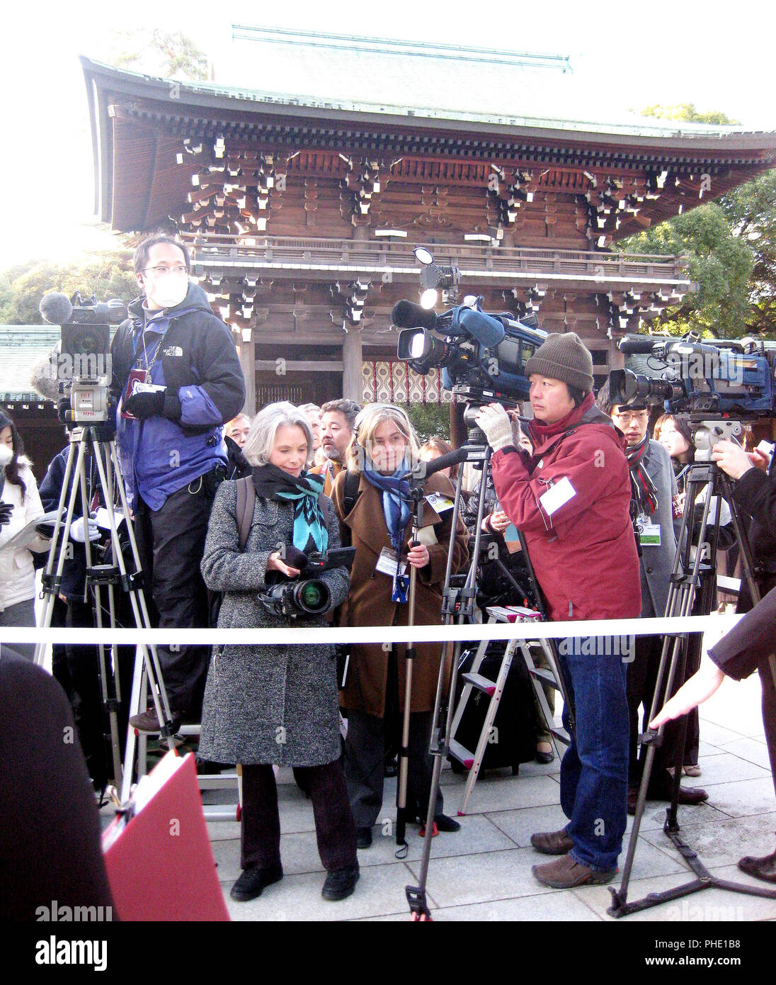 Les membres de la presse se préparer à la secrétaire d'Etat américaine Hillary Clinton en visite au sanctuaire Meiji à Shibuya, Tokyo, Japon, le 17 février 2009. Banque D'Images