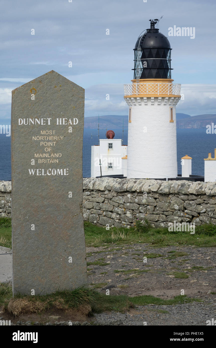 L'Écosse, Highlands, Caithness, Dunnet Head Lighthouse & Pierre Banque D'Images