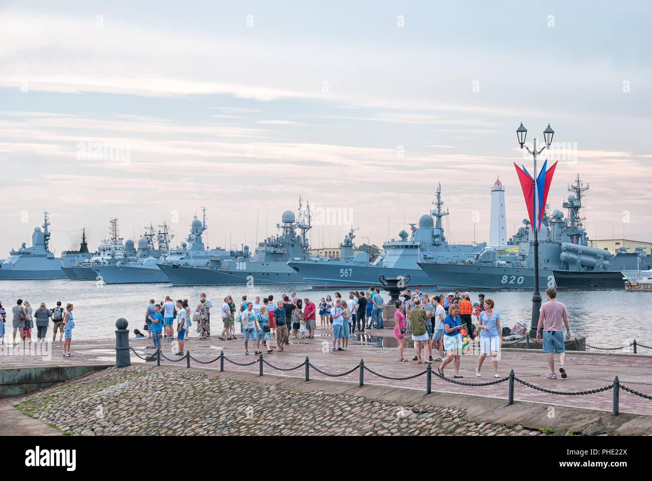 KRONSTADT, ST. PETERSBURG, Russie - le 28 juillet 2018 : les gens sur la jetée sur l'arrière-plan de navires de guerre avant que la Marine Day parade dans la ville de Cronstadt Banque D'Images