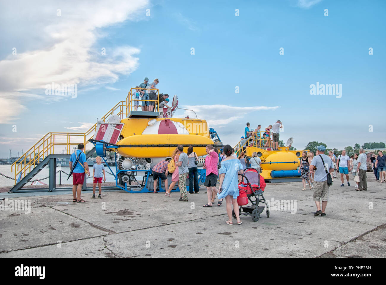 KRONSTADT, ST. PETERSBURG, Russie - le 28 juillet 2018 : personnes près de bathyscaphes en parc historique militaire sur la jetée de la ville de Cronstadt à côté du golfe Banque D'Images