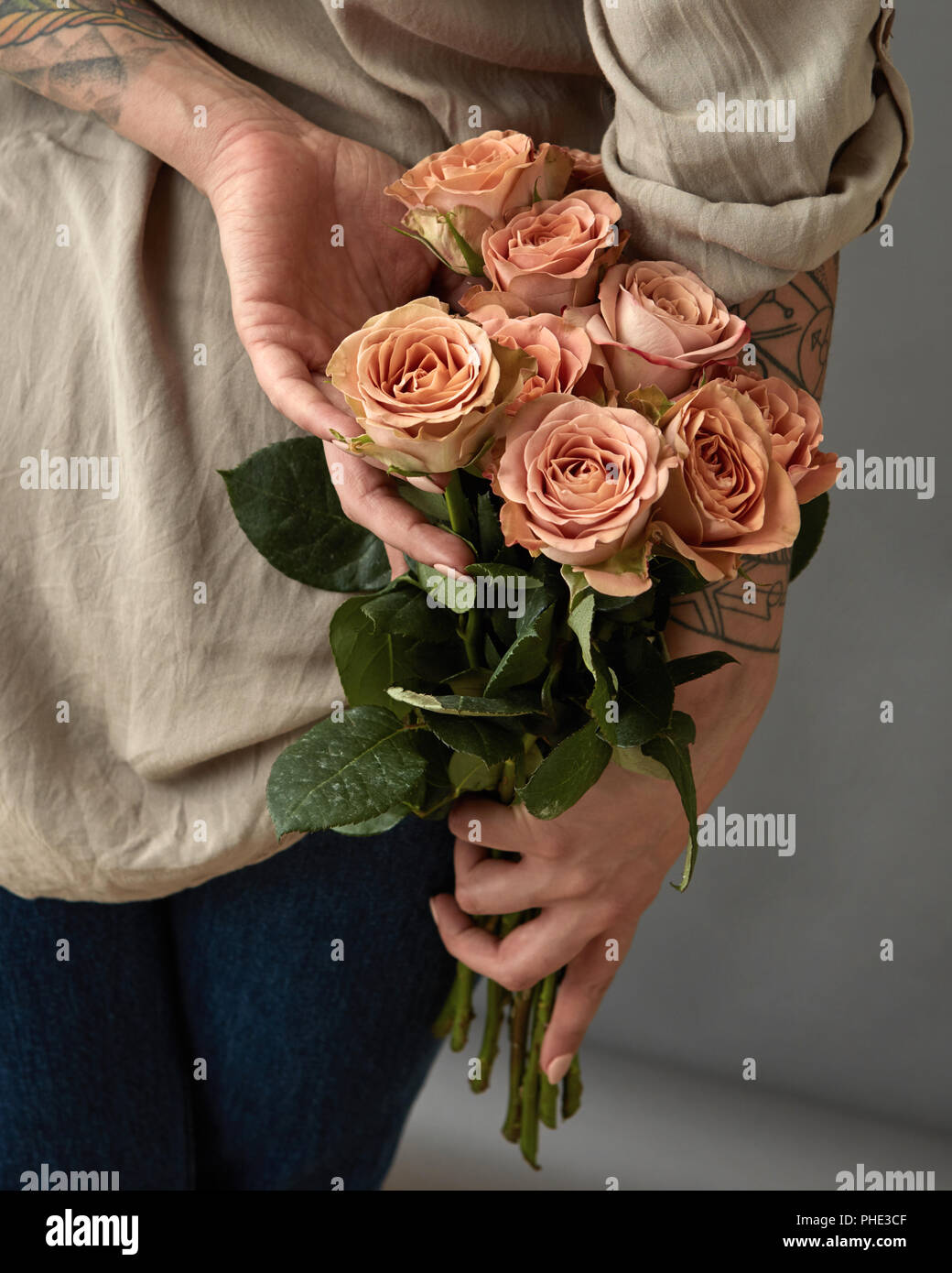 Roses Beige cappuccino girl holding Banque D'Images