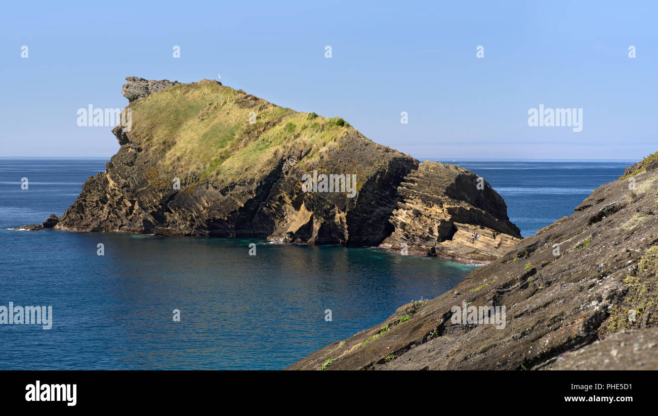 De grands rochers sur la mer Banque D'Images