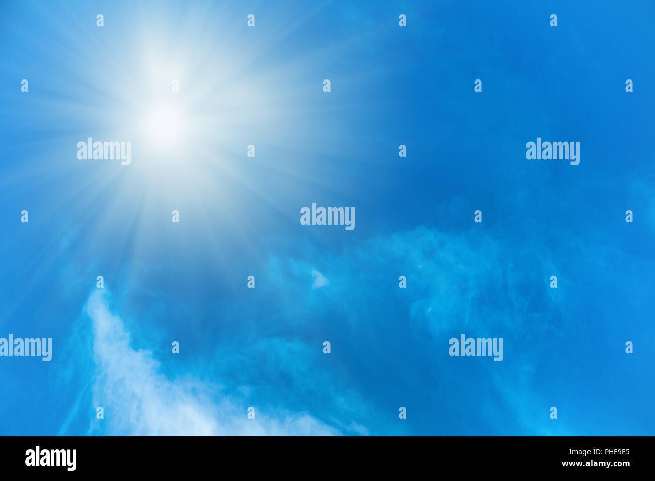 Ciel bleu, soleil et nuages blancs Banque D'Images