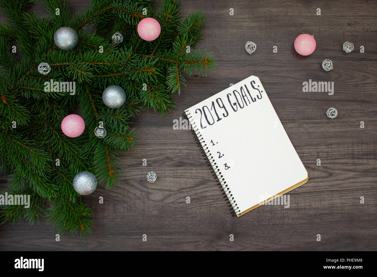 2019 Objectifs du Nouvel An. Ordinateur portable et arbre de Noël sur fond de bois Banque D'Images