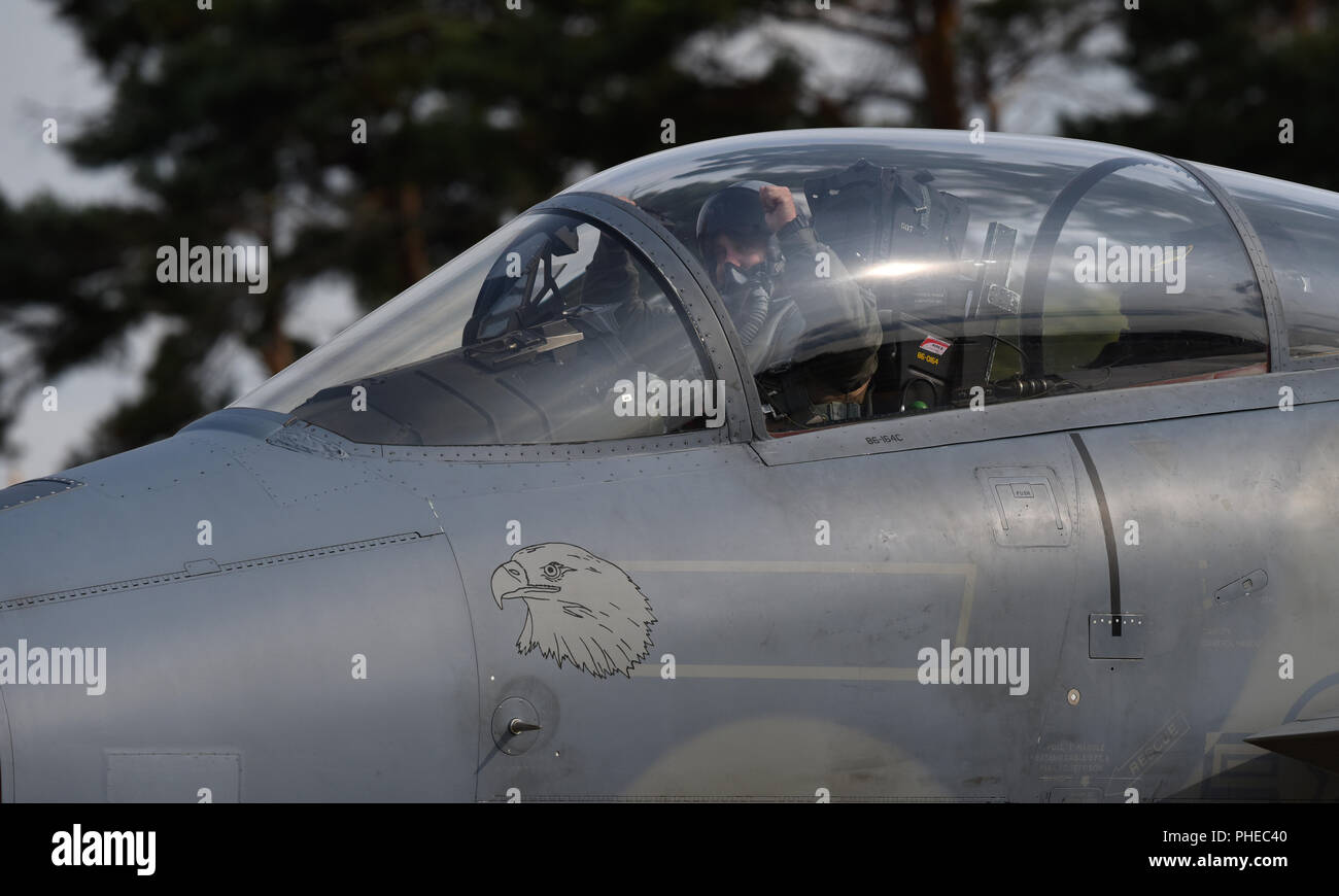 Un F-15C Eagle affecté à l'Escadron de chasse 493rd taxis en bas de la piste à la Royal Air Force Lakenheath, Angleterre, 23 août 2018. Tout au long de la mission de surveillance aérienne islandaise de l'OTAN l'escadron, désigné comme le Corps expéditionnaire 493rd Fighter Squadron au cours de son déploiement, maintenu une vigilance constante, l'état d'alerte, prêts à lancer des jets à quelques minutes d'avis d'intercepter tout avion non identifié d'empiéter sur l'espace aérien protégé. (U.S. Air Force photo/Le s.. Alex Fox Echols III) Banque D'Images
