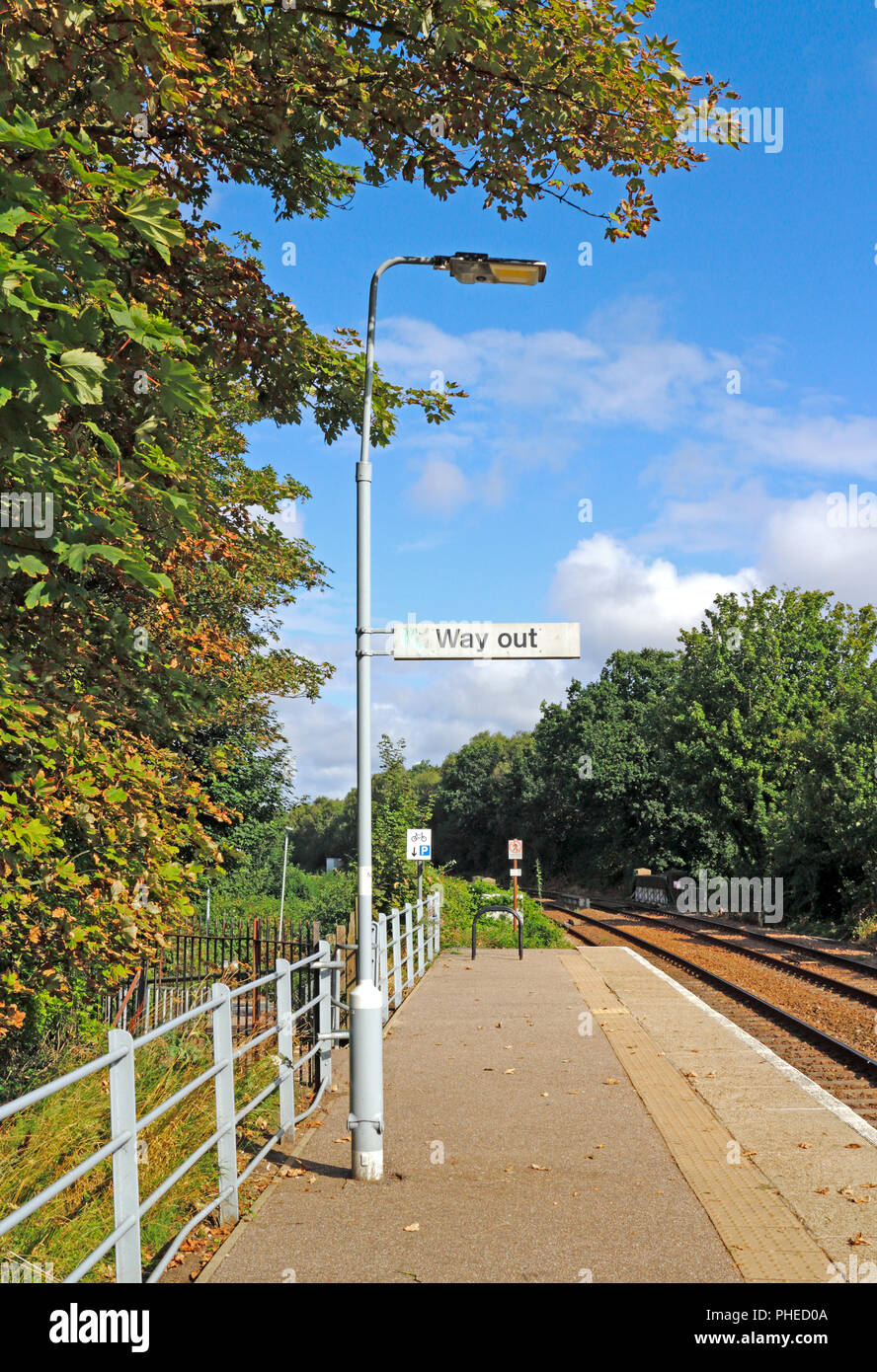 Un moyen de sortir signe sur une plate-forme à la gare sans pilote à North Walsham, Norfolk, Angleterre, Royaume-Uni, Europe. Banque D'Images