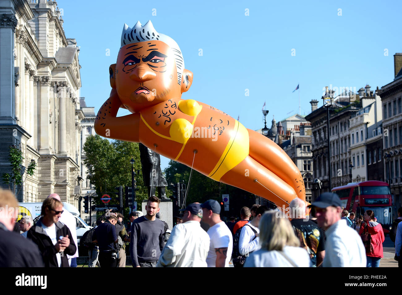Un dirigeable gonflé le maire de Londres de Sadiq Khan représenté dans un bikini se prépare à être lancé sur la place du Parlement, Westminster à Londres, dans le cadre d'une campagne visant à éliminer M. Khan de son poste. Banque D'Images