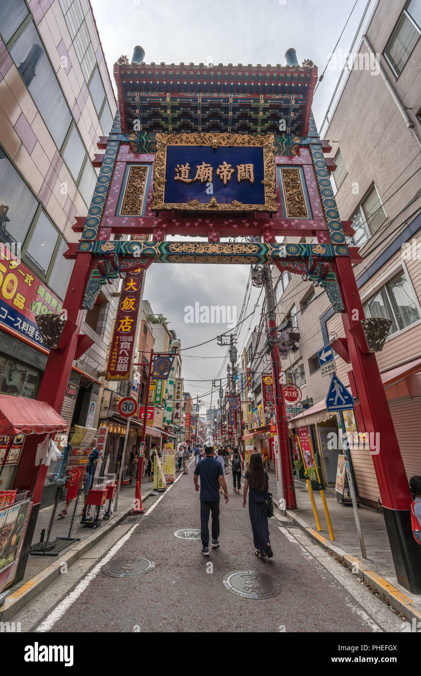 Les gens marchent et apprécient à Chinatown (ChukaGai) le plus grand quartier chinois du Japon plein de restaurants et de magasins colorés Banque D'Images