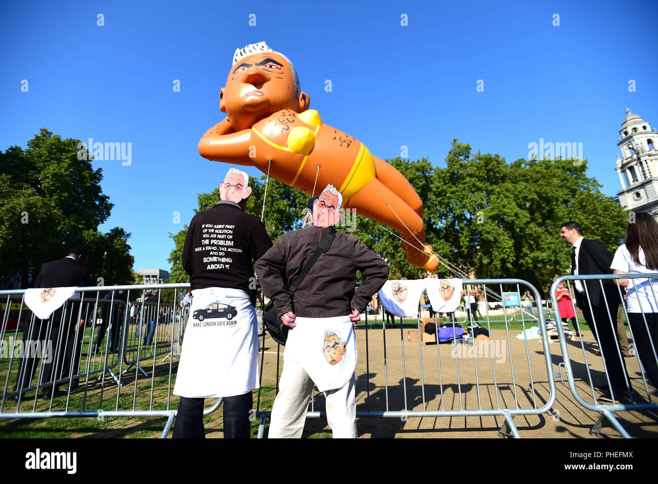 Un dirigeable gonflé le maire de Londres de Sadiq Khan représenté dans un bikini se prépare à être lancé sur la place du Parlement, Westminster à Londres, dans le cadre d'une campagne visant à éliminer M. Khan de son poste. Banque D'Images