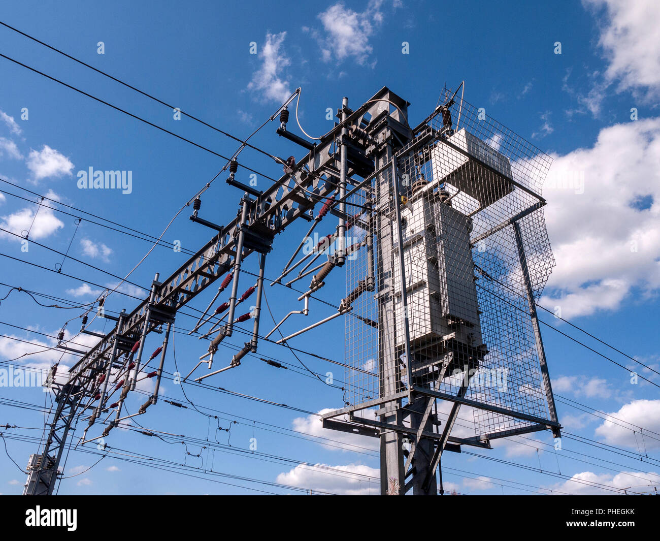 Les lignes électriques avec transformateur pour les trains UK Photo