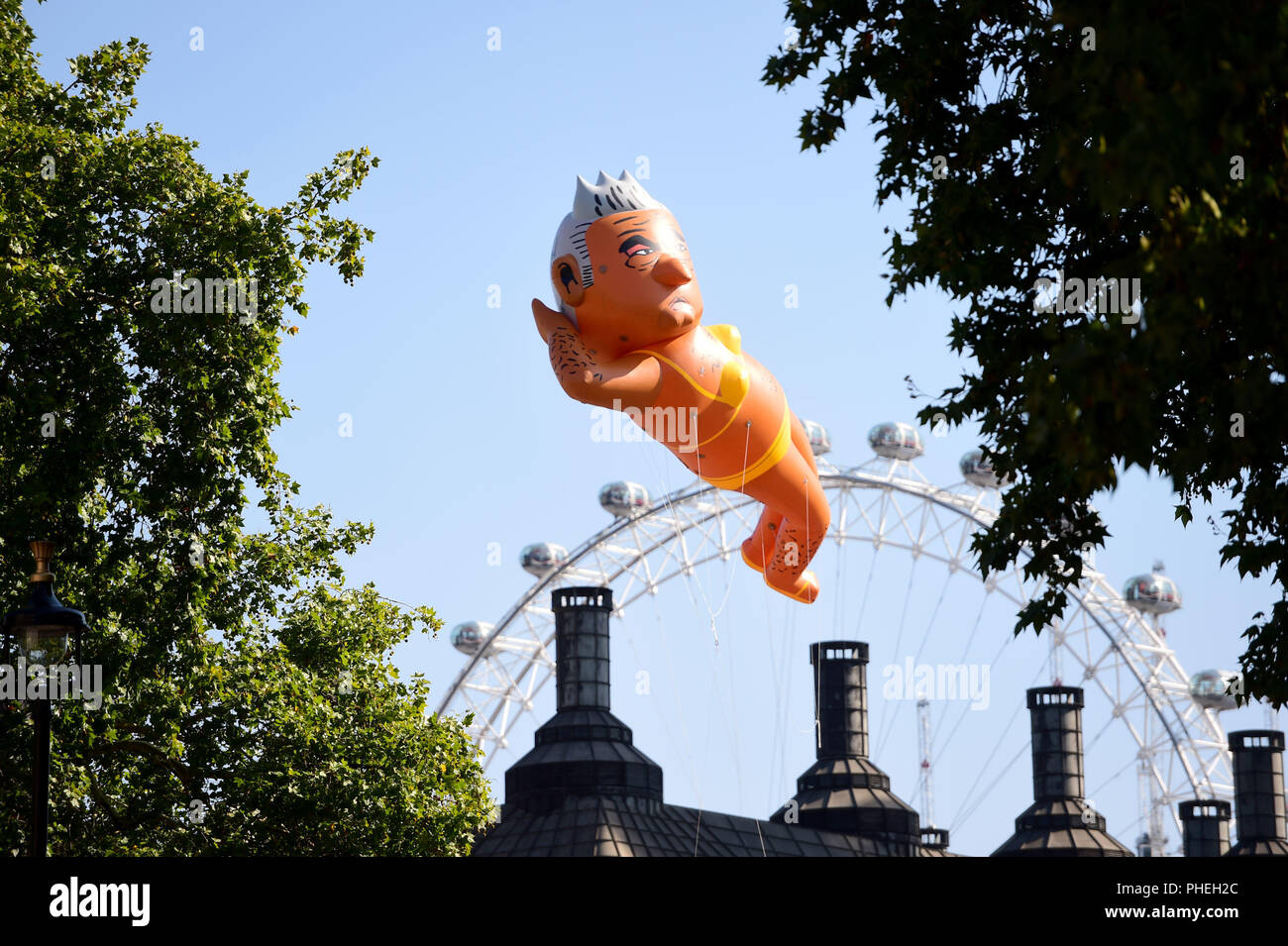 Un dirigeable gonflé le maire de Londres de Sadiq Khan représenté dans un bikini survole la place du Parlement, Westminster à Londres, dans le cadre d'une campagne visant à éliminer M. Khan de son poste. Banque D'Images