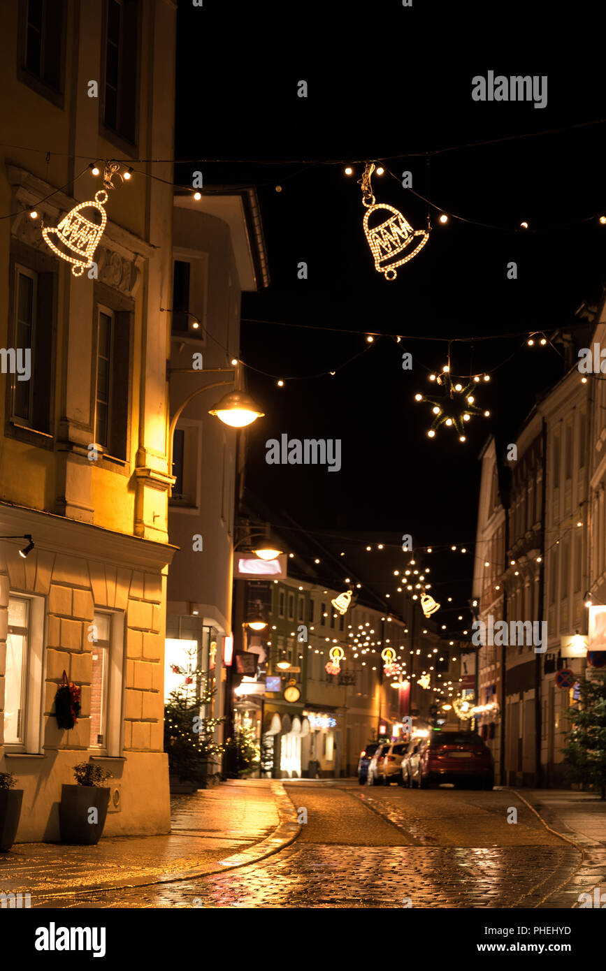 La rue commerçante de Noël dans la nuit - romantique et paisible Banque D'Images