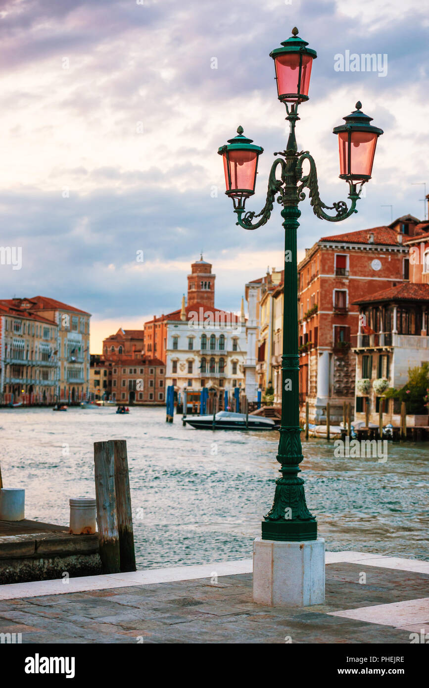 À la lampe streen au Grand Canal, Venise Banque D'Images