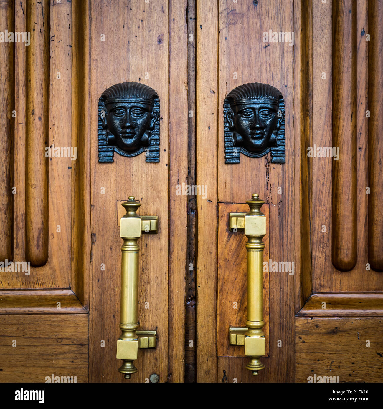 Têtes de sphinx à l'entrée porte en bois Banque D'Images