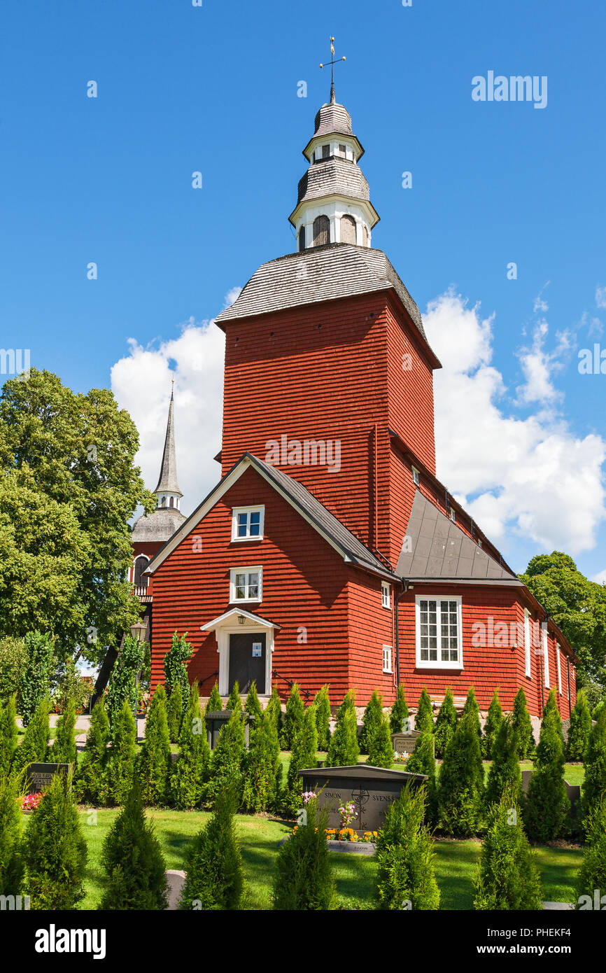 Église en bois rouge rural en été Banque D'Images