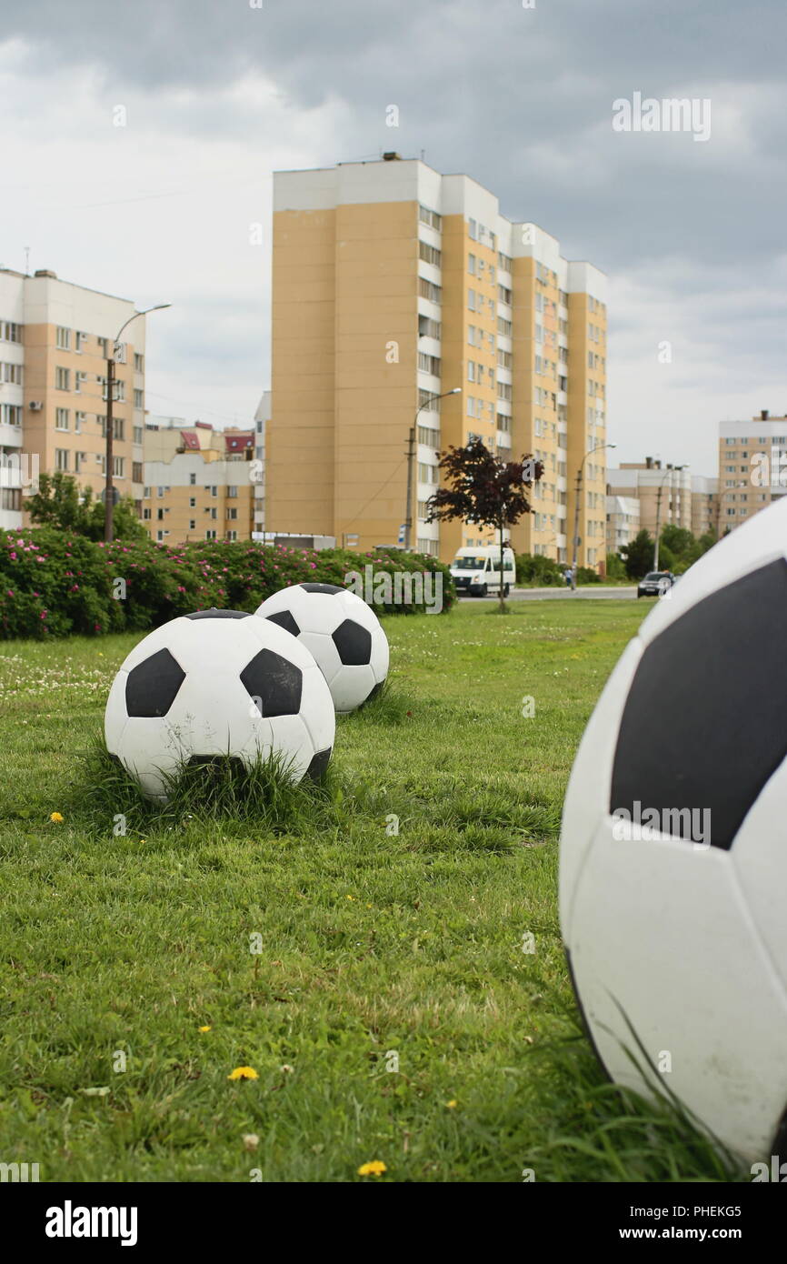 Les ballons de football sur le paysage urbain Banque D'Images