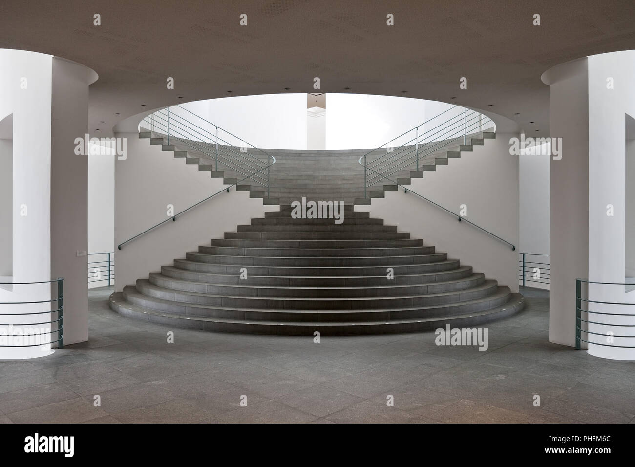 Escalier dans le musée d'art de Bonn, architecte Axel Schultes, Bonn, Rhénanie du Nord-Westphalie, Allemagne Banque D'Images