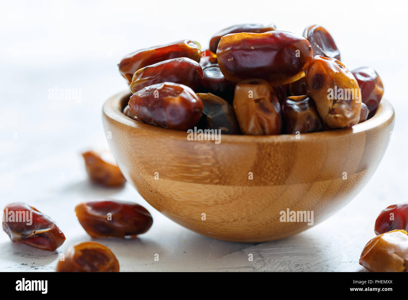 Sweet dattes séchées dans un bol en bois. Banque D'Images