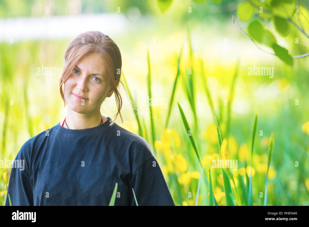 Jolie femme sur le champ vert Banque D'Images