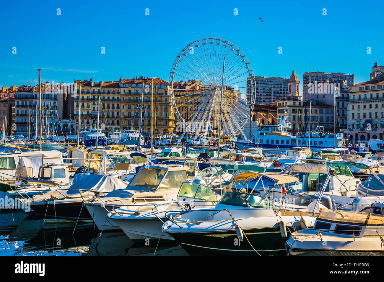 Grande roue énorme à Marseille Vieux Port Banque D'Images