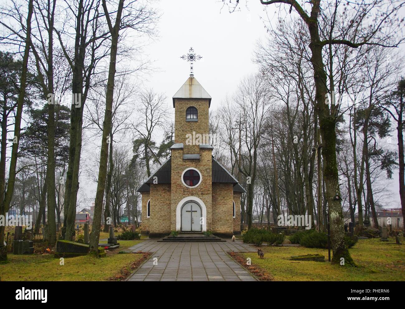 Petite église de l'ancien cimetière polonais à Lida Banque D'Images