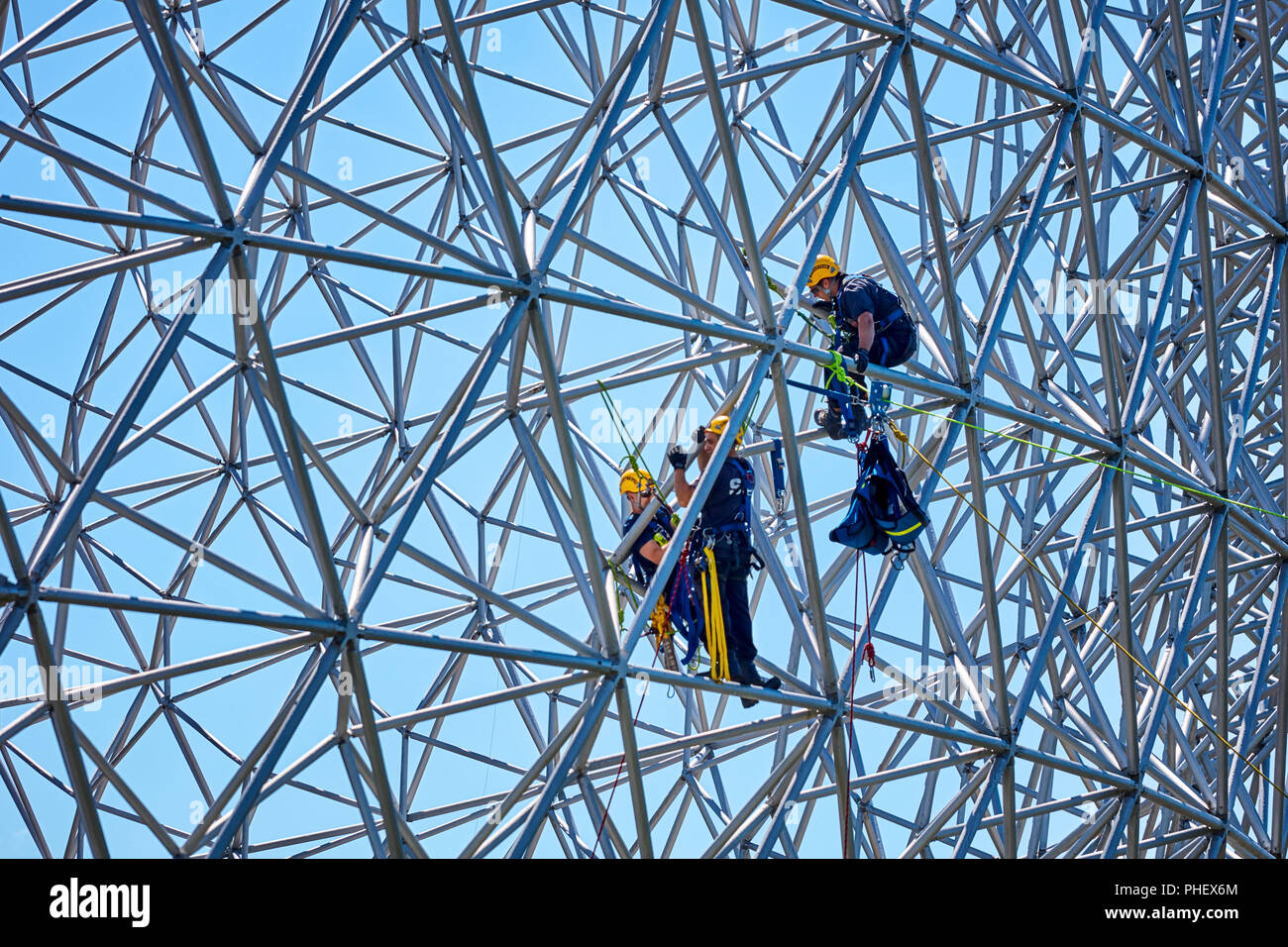 Les travailleurs de la construction l'entretien du travail sur les barres d'acier de la Biosphère, musée de l'environnement à Montréal, Québec, Canada. Banque D'Images