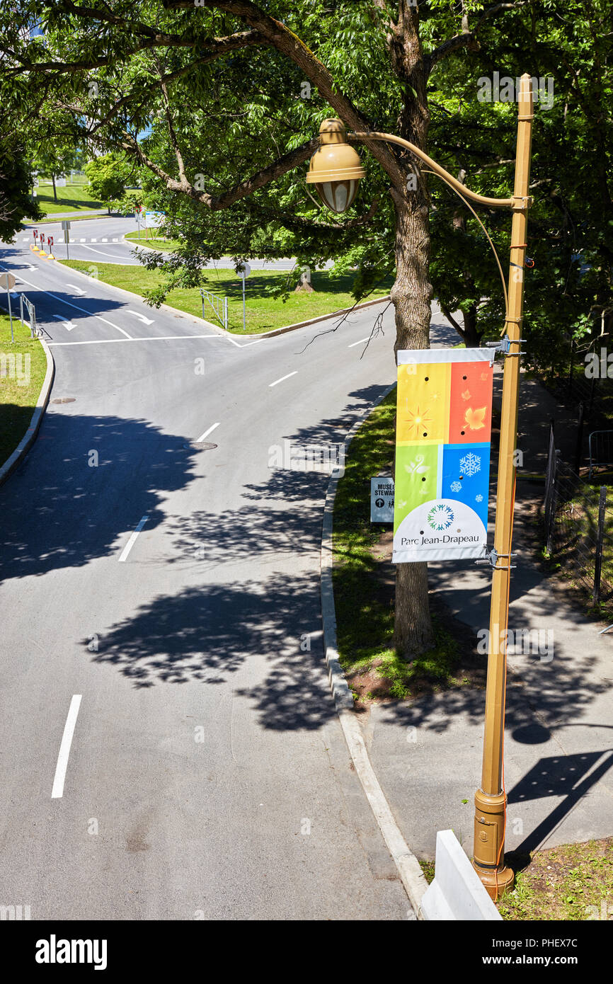 La jonction de route, lampadaire et la bannière du Parc Jean Drapeau (Parc Jean Drapeau) sur l'île de Sainte Hélène à Montréal, Québec, Canada. Banque D'Images