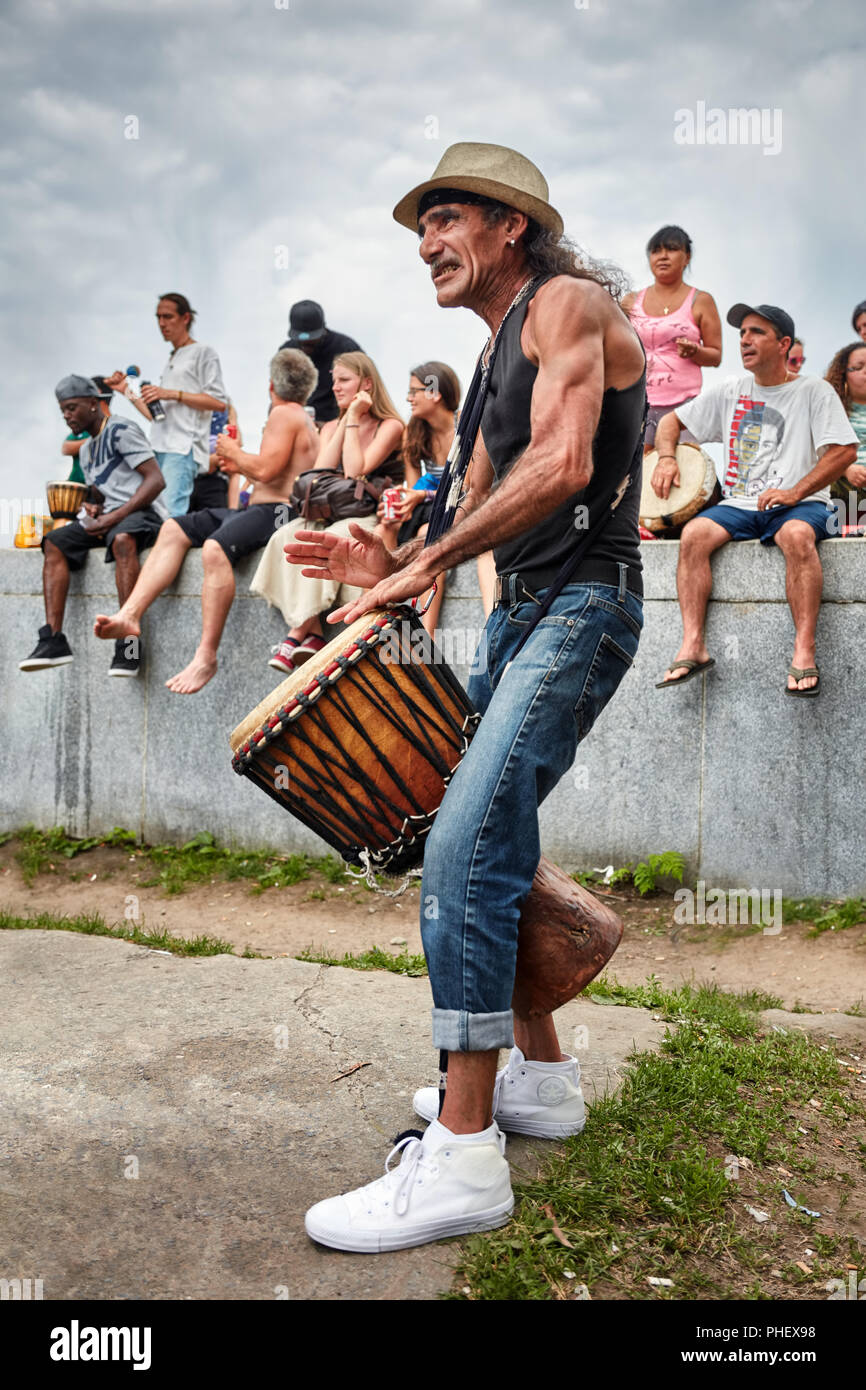 Le percussionniste Latino hommes jouant son djembe bongo en face de  l'auditoire à Tam Tams festival dans le parc du Mont-Royal, Montréal,  Québec, Canada Photo Stock - Alamy