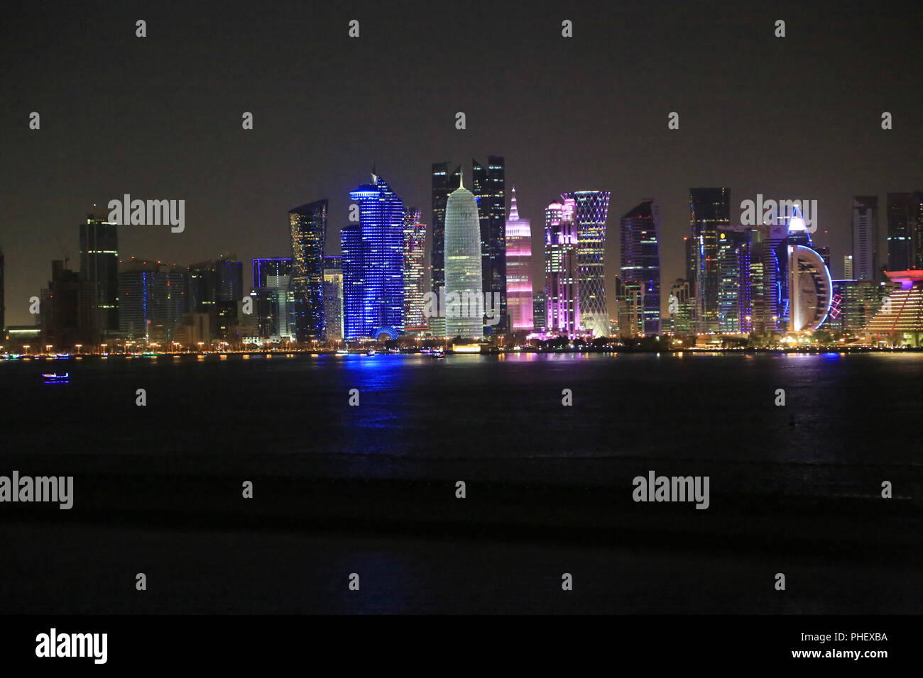 Qatar, Doha, capitale skyline at night Banque D'Images